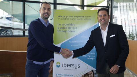 Salva Arco, representante del Breogn, y Javier Iglesias, CEO de Ibersys, firmaron el pacto