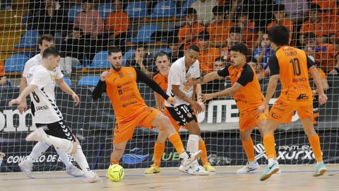 Los jugadores del Burela defienden su portera en un partido de esta temporada