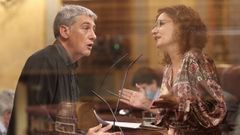 El portavoz de Bildu en el Congreso, Oskar Matute, y la ministra de Hacienda, Mar�a Jes�s Montero
