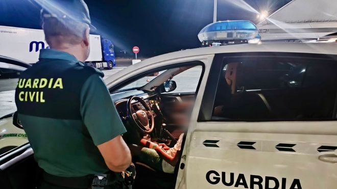 Agentes de la Guardia Civil junto al menor perdido.