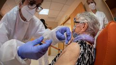 Vacunaci�n contra el covid en una residencia de Alcal� de Henares