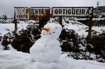 <span lang= es-es >MANTO BLANCO EN AS PONTES</span>. La nieve cubri� ayer varias zonas de As Pontes, entre ellas las parroquias de O Freixo y Somede, adem�s del Monte Caxado, que recibi� muchas visitas. 