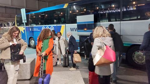 Pasajeros del vuelo de Iberia Bilbao-Santiago llegando a Lavacolla poco antes de las ocho de la ma�ana del viernes.