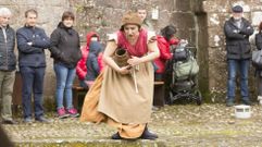 Instante de la representaci�n de Os Quinquill�ns en el castillo de Vimianzo, en una imagen tomada antes de la pandemia 