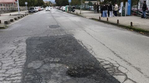 Hundimiento de la calzada en la avenida de la Residencia, en una zona de intenso tr�fico y ruta ineludible para las ambulancias.