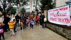 Una de las protestas de la ANPA del colegio Praza de Barcelos, de Pontevedra, para reclamar una soluci�n para el pabell�n del centro