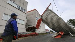 Retirada de la cubierta met�lica del tejado del colegio Virxe do Carmen de Sober, levantada ayer por el viento