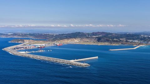 Vista a�ra del puerto exterior de punta Langosteira, donde Exolum ocupar� una superficie de terreno de m�s de 129.000 metros cuadrados