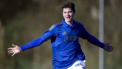 Pelayo Margolles celebra un gol con el cadete A del Real Oviedo