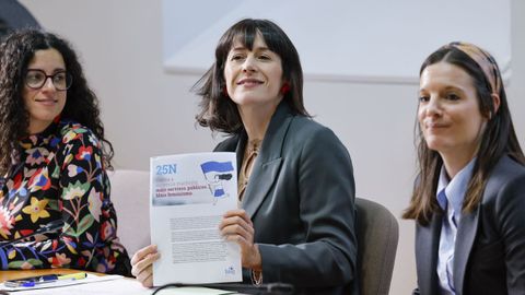 En el centro de la imagen, la portavoz nacional del BNG, Ana Pontón, durante la reunión de la formación para abordar las propuestas en materia de la lucha contra la violencia machista.