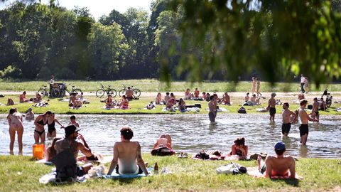 Varias personas refresc�ndose en Munich (Alemania).