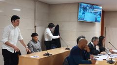 V�ctor Delgado Olgu�n, de pie, junto a su hermano Michael durante la �ltima sesi�n del juicio celebrado en Santiago en el que est�n acusados de asesinar a Gregory Furcal