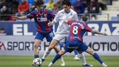 Mulattieri trata de abrirse paso en el partido del Deportivo en Huesca. 