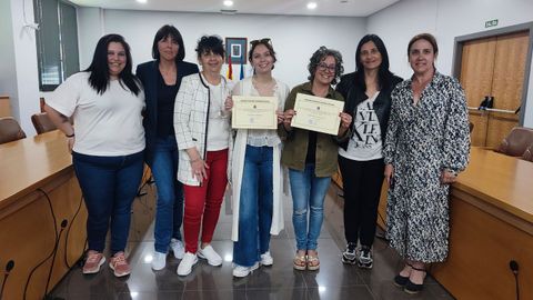 La alcaldesa de Castrill�n, Yasmina Triguero, posa junto a las ganadoras del concurso