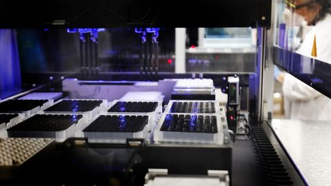 Imagen del laboratorio de Microbiolog�a del Hospital �lvaro Cunqueiro de Vigo donde se secuencia la muestras de covid