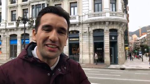 Miguel Lago frente al Starbucks de Oviedo