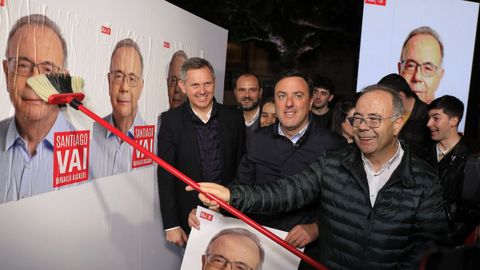 Pegada tradicional de carteles en la apertura de campaa en Santiago, con el candidato, el alcalde Bugallo, el ministro Miones y Valentn Gonzlez Formoso, lder del PSdeG