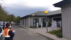 Las cuidadoras de la residencia de Sober salieron a corresponder los aplausos