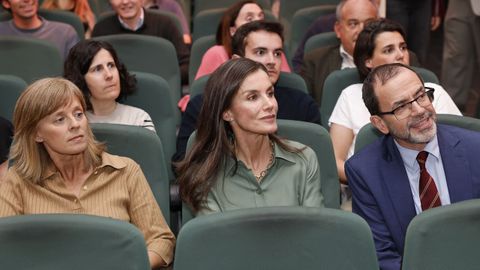 La reina Letizia, en el centro, asiste al estreno de un documental sobre v�ctimas de ETA, junto a Marta Carazo, jefa de la secretar�a de la reina, y Camilo Villarino, jefe de la casa de su majestad el rey