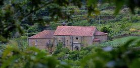Monasterio de San Vicente de Pombeiro, uno de los impulsores de la viticultura en la Ribeira Sacra, a�n hoy rodeado de vi�as.