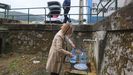 Viveirenses recogiendo agua en garrafas esta lunes por la maana en la fuente de Trceras, en Celeiro