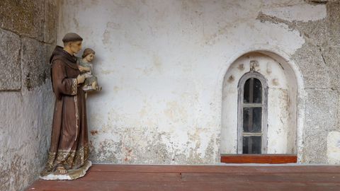 Talla religiosa al lado de una de las ventanas rom�nicas del monasterio de Bergondo.