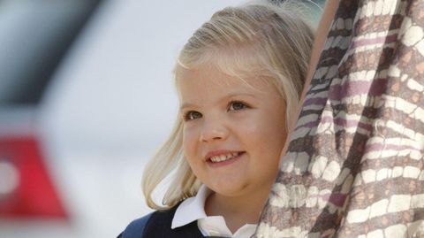 La infanta Sofa sonre a su llegada al colegio Santa Mara de los Rosales, en el madrileo barrio de Aravaca, con motivo del inicio del curso escolar en septiembre de 2010