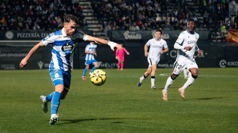 Altimira, con el bal�n durante un lance del partido ante el Ceuta.