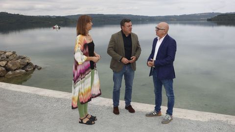 El presidente de la Diputaci�n, flanqueado por el vicepresidente y la concejala de Turismo, ayer en el lago