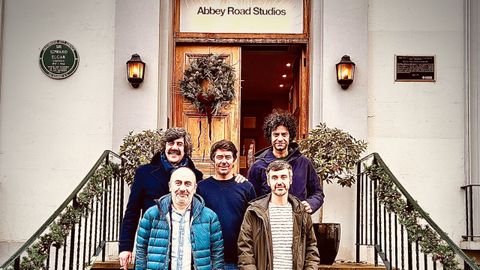 El grupo vigus Isius grabando en los estudios Abbey Road de Londres