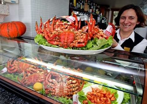 <span lang= es-es >Buena mesa contra la crisis</span>. En O Grove se celebran las jornadas de exaltaci�n de uno de sus mariscos m�s emblem�ticos: el centollo. Pero ni siquiera estas jornadas parecen captar turistas para los hoteles de Arousa. �N�tanse m�is no terreo da restauraci�n�, explica Pablo Agrelo.