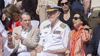 Caballero, con el rey Felipe VI y la ministra Margarita Robles durdante el desfile del D�a de las Fuerzas Armadas que se celebr� este verano en Vigo