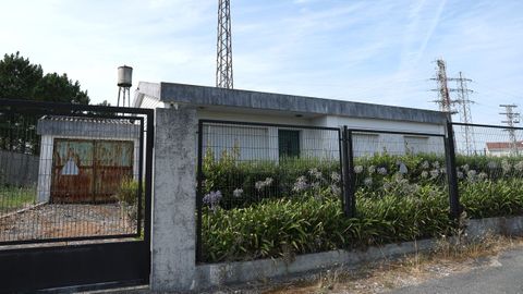 Edificios anexos a la estaci�n de Naturgy (antigua Fenosa) en la recta de Palmeira
