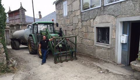 Jos� Ram�n Garc�a coloc� el tractor ante su casa para evitar que hicieran las obras. 