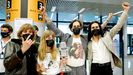 Los miembros del grupo de rock Maneskin, a su llega a Roma con el micr�fono de cristal, el trofeo de Eurovisi�n