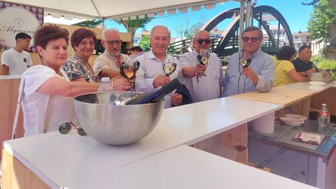 El alcalde Jos Tome (centro) visit los puestos del festival con varios miembros del equipo municipal de gobierno