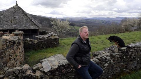 Pascal, el holands que se mud a Os Ancares, a los pies de su casa en Orbn (Cervantes)