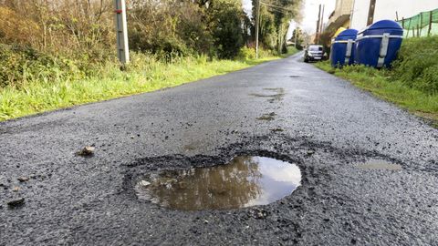 Considerable socav�n en el Cami�o do Lodairo, junto al centro de salud de O Alto