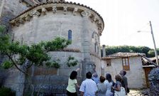 Una visita guiada a la iglesia rom�nica de Eir�, dentro del programa promovido por el consorcio. 
