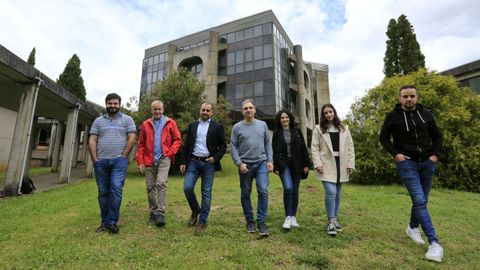 De izquierda a derecha, Andrs Osoro,estudiante de cuarto del doble grado; Juan Gabriel lvarez, profesor en Ingeniera Forestal; Francisco lvarez, de Cerna Ingeniera; Santiago Lamosa Quinteiro, coordinador de Ingeniera Agrcola y Agroalimentaria; Carmen Muios, ingeniera agrnoma especializada en explotaciones agropecuarias; Laura Fernndez, alumna de primero de Ingeniera Agrcola, y Sergio Garca, que trabaja en el sector pblico.