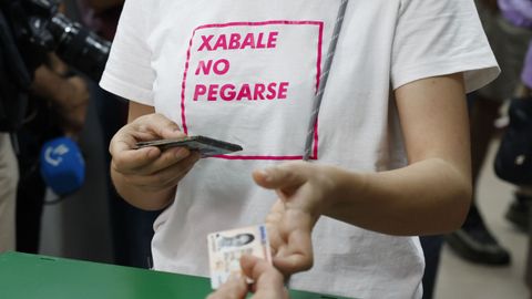 Ejerciendo el derecho al voto en un colegio electoral de Sevilla