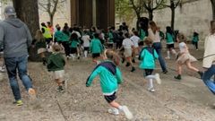 Nios, padres y profesores de Dominicos participaron en una carrera alrededor del colegio para recaudar fondos para la lucha contra la leucemia infantil