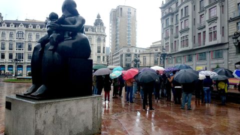 Un grupo de personas con paraguas en La Escandalera de Oviedo