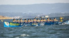 Imagen de la trainera rianxeira en la regata disputada en O Cabo da Cruz.