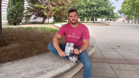 El periodista sevillano con su libro �Celda 3�.