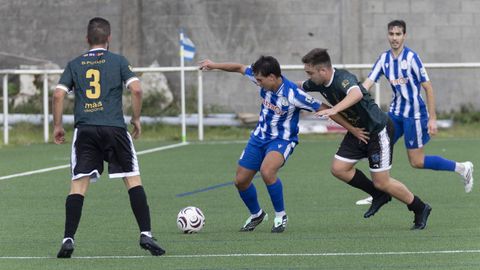 Lance del encuentro entre el Baio y el Fisterra, celebrado el domingo en el Platas Reinoso