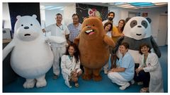 Los protagonistas de la serie televisiva �Somos osos� visitan la unidad de c�ncer infantil en el madrile�o hospital La Paz