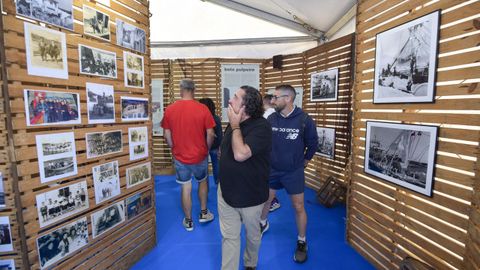 Vecinos y turistas se asoman a la carpa-museo para observar la exposici�n.