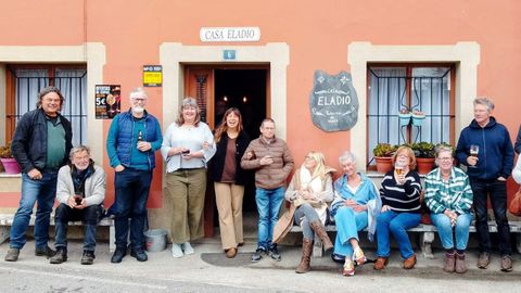 Grupo de alumnos de espa�ol que han venido del extranjero a A Mari�a, en Casa Eladio en Galdo