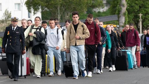 Llegada de alumnos a la Escuela de Especialidades de La Gra�a.